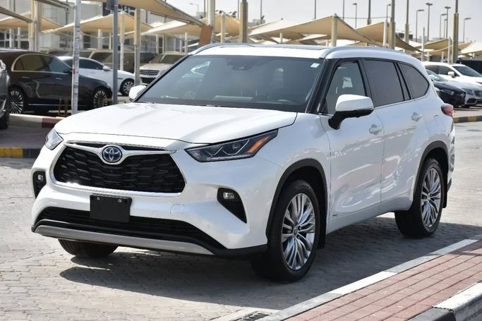 Подержанный Toyota Highlander IV (U70), 2.0 л, 2023 в Шардже от Alfaris Used Cars Белый цвет. Other | AUTO.AE