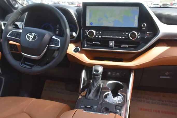 Подержанный Toyota Highlander IV (U70), 2.0 л, 2023 в Шардже от Alfaris Used Cars Белый цвет. Other | AUTO.AE