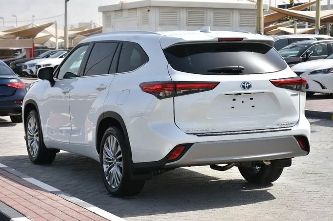 Подержанный Toyota Highlander IV (U70), 2.0 л, 2023 в Шардже от Alfaris Used Cars Белый цвет. Other | AUTO.AE