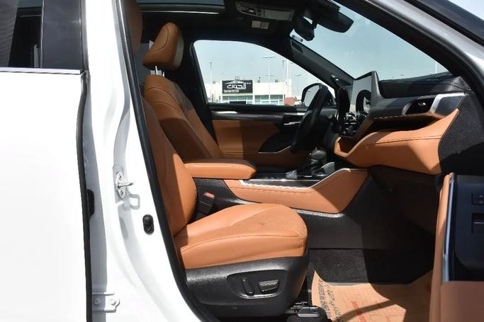 Подержанный Toyota Highlander IV (U70), 2.0 л, 2023 в Шардже от Alfaris Used Cars Белый цвет. Other | AUTO.AE