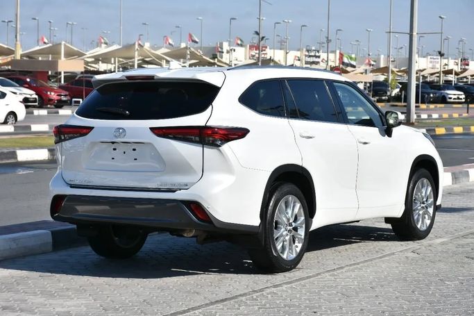 Подержанный Toyota Highlander IV (U70), 2.4 л, 2022 в Шардже от Alfaris Used Cars Белый цвет. Other | AUTO.AE