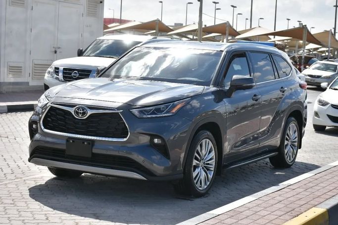 Used Toyota Highlander IV (U70), 3.5 l, 2023 in Sharjah by Alfaris Used Cars, Silver color. Other | AUTO.AE