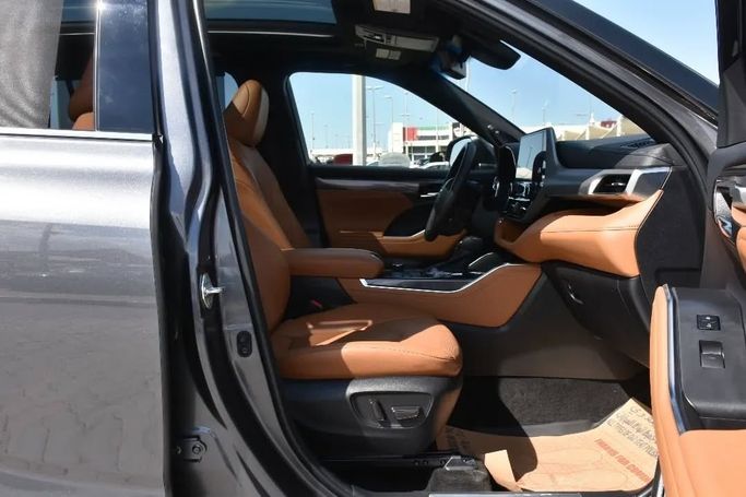 Used Toyota Highlander IV (U70), 3.5 l, 2023 in Sharjah by Alfaris Used Cars, Silver color. Other | AUTO.AE