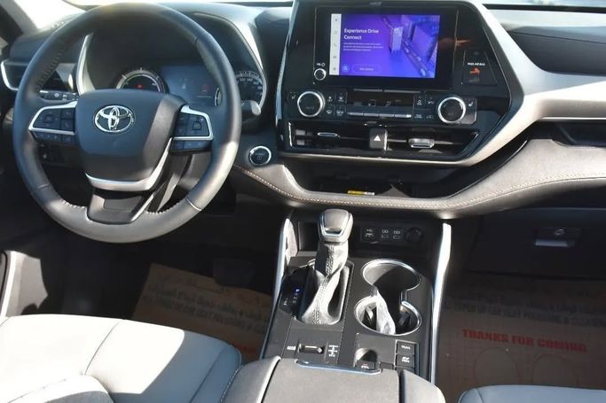 Подержанный Toyota Highlander IV (U70), 2.0 л, 2023 в Шардже от Alfaris Used Cars Серый цвет. Other | AUTO.AE
