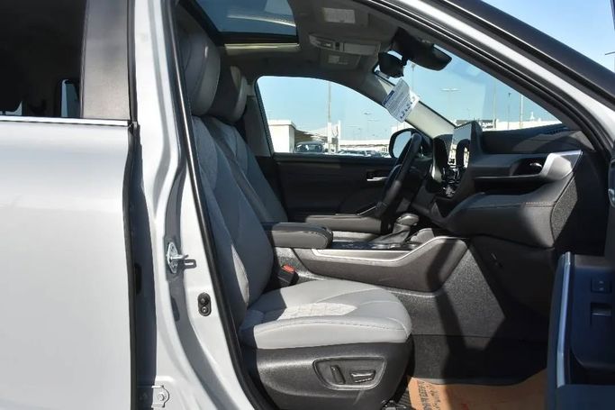 Подержанный Toyota Highlander IV (U70), 2.0 л, 2023 в Шардже от Alfaris Used Cars Серый цвет. Other | AUTO.AE