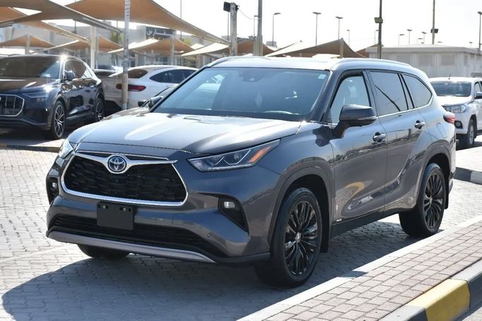 Подержанный Toyota Highlander IV (U70), 2.0 л, 2023 в Шардже от Alfaris Used Cars Серый цвет. Other | AUTO.AE