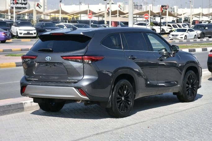 Подержанный Toyota Highlander IV (U70), 2.0 л, 2023 в Шардже от Alfaris Used Cars Серый цвет. Other | AUTO.AE