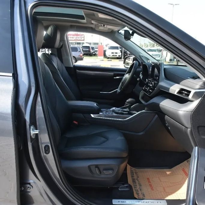 Подержанный Toyota Highlander IV (U70), 2.0 л, 2023 в Шардже от Alfaris Used Cars Серый цвет. Other | AUTO.AE