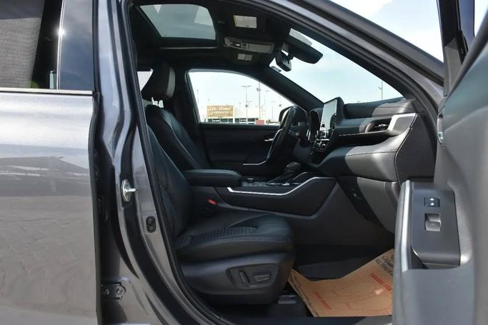 Подержанный Toyota Highlander IV (U70), 2.0 л, 2023 в Шардже от Alfaris Used Cars Серый цвет. Other | AUTO.AE