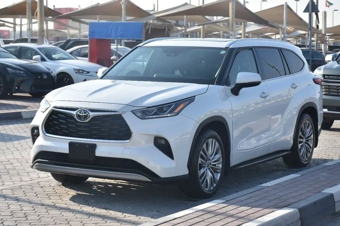 Подержанный Toyota Highlander IV (U70), 3.5 л, 2022 в Шардже от Alfaris Used Cars Белый цвет. Other | AUTO.AE