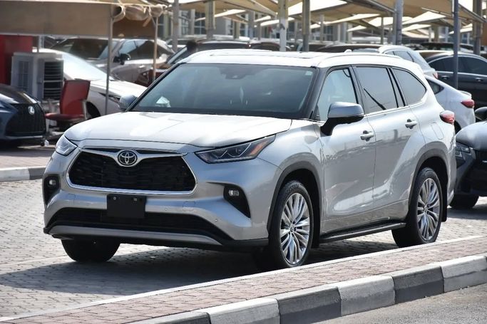 Used Toyota Highlander IV (U70), 2.0 l, 2023 in Sharjah by Alfaris Used Cars, Silver color. Other | AUTO.AE