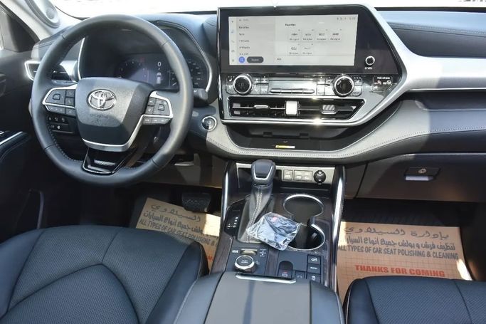 Used Toyota Highlander IV (U70), 2.0 l, 2023 in Sharjah by Alfaris Used Cars, Silver color. Other | AUTO.AE