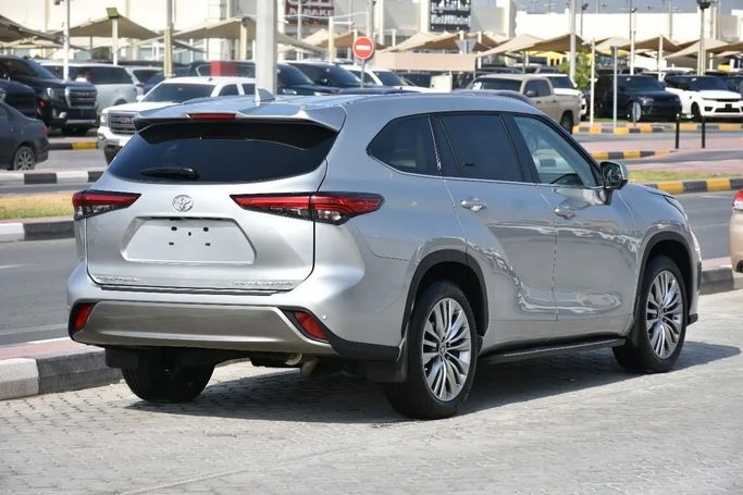 Used Toyota Highlander IV (U70), 2.0 l, 2023 in Sharjah by Alfaris Used Cars, Silver color. Other | AUTO.AE
