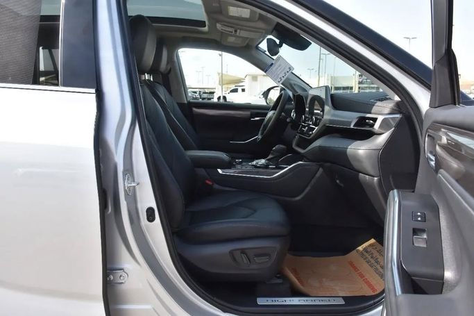 Used Toyota Highlander IV (U70), 2.0 l, 2023 in Sharjah by Alfaris Used Cars, Silver color. Other | AUTO.AE