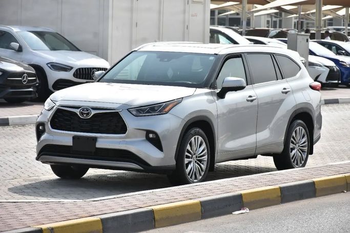 Used Toyota Highlander IV (U70), 2.0 l, 2023 in Sharjah by Alfaris Used Cars, Silver color. Other | AUTO.AE