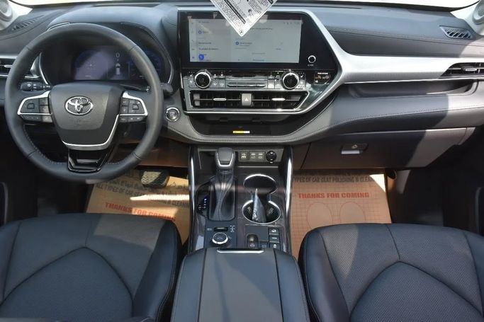 Used Toyota Highlander IV (U70), 2.0 l, 2023 in Sharjah by Alfaris Used Cars, Silver color. Other | AUTO.AE