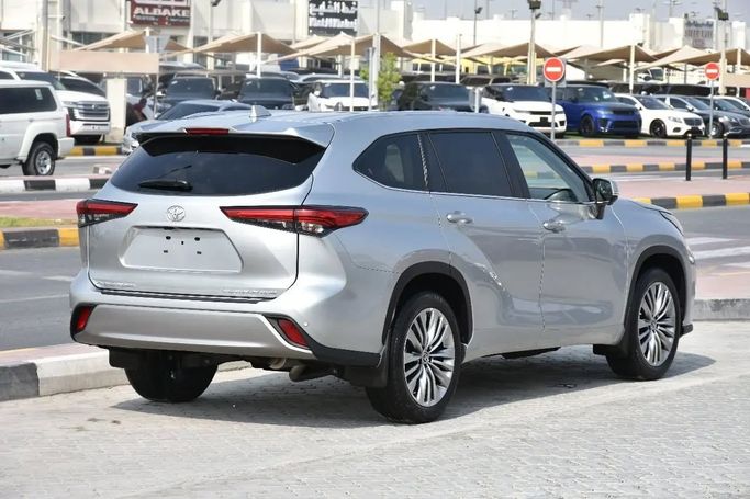 Used Toyota Highlander IV (U70), 2.0 l, 2023 in Sharjah by Alfaris Used Cars, Silver color. Other | AUTO.AE