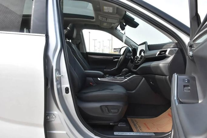 Used Toyota Highlander IV (U70), 2.0 l, 2023 in Sharjah by Alfaris Used Cars, Silver color. Other | AUTO.AE