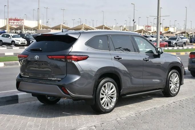 Used Toyota Highlander IV (U70), 2.4 l, 2020 in Sharjah by Alfaris Used Cars, Grey color. Other | AUTO.AE
