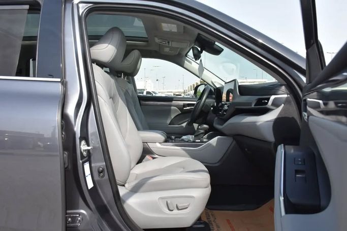 Used Toyota Highlander IV (U70), 2.4 l, 2020 in Sharjah by Alfaris Used Cars, Grey color. Other | AUTO.AE