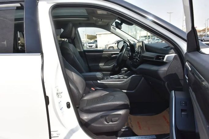 Used Toyota Highlander IV (U70), 2.0 l, 2020 in Sharjah by Alfaris Used Cars, White color. Other | AUTO.AE