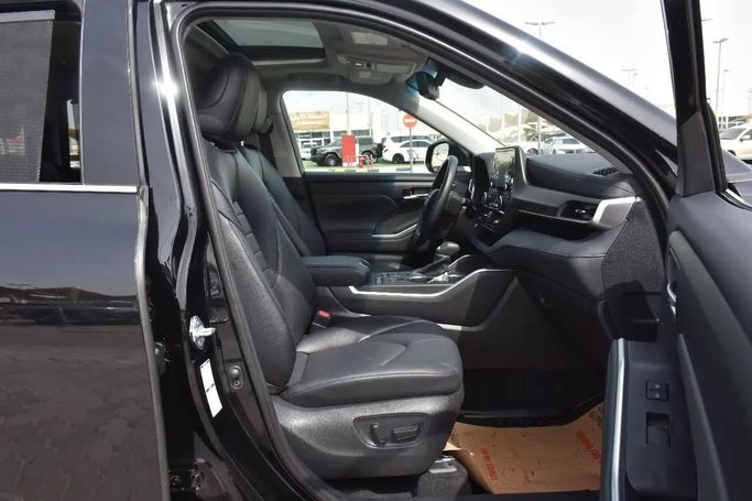 Used Toyota Highlander IV (U70), 3.5 l, 2021 in Sharjah by Alfaris Used Cars, Black color. Other | AUTO.AE