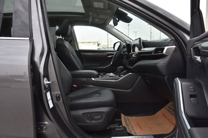 Used Toyota Highlander IV (U70), 3.5 l, 2021 in Sharjah by Alfaris Used Cars, Grey color. Other | AUTO.AE