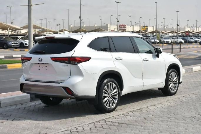 Used Toyota Highlander IV (U70), 2.0 l, 2022 in Sharjah by Alfaris Used Cars, White color. Other | AUTO.AE