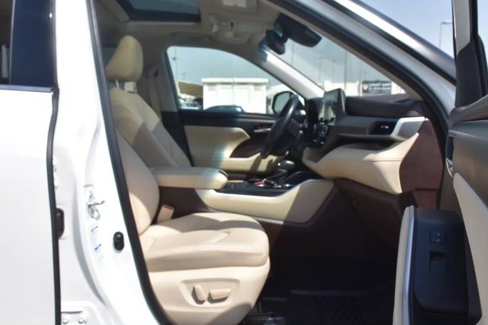 Used Toyota Highlander IV (U70), 3.5 l, 2021 in Sharjah by Alfaris Used Cars, White color. Other | AUTO.AE