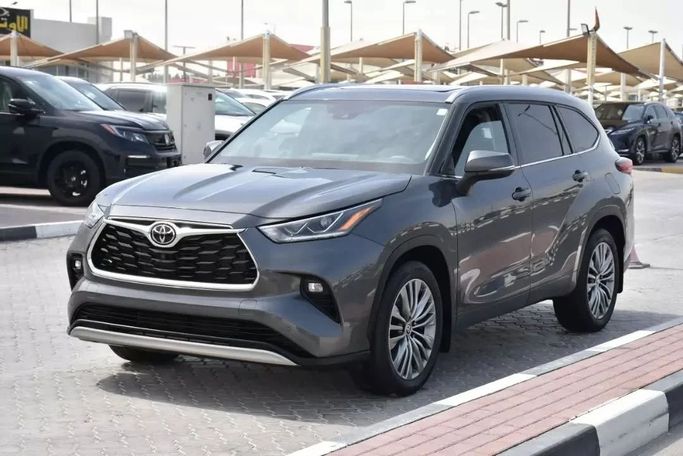 Подержанный Toyota Highlander IV (U70), 2.4 л, 2022 в Шардже от Alfaris Used Cars Серый цвет. Other | AUTO.AE