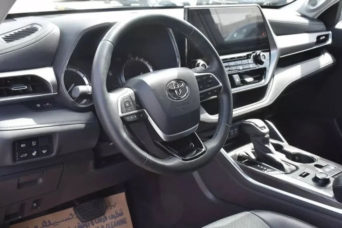 Подержанный Toyota Highlander IV (U70), 2.4 л, 2022 в Шардже от Alfaris Used Cars Серый цвет. Other | AUTO.AE