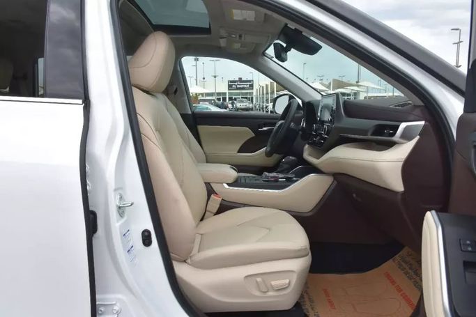Used Toyota Highlander IV (U70), 3.5 l, 2022 in Sharjah by Alfaris Used Cars, White color. Other | AUTO.AE