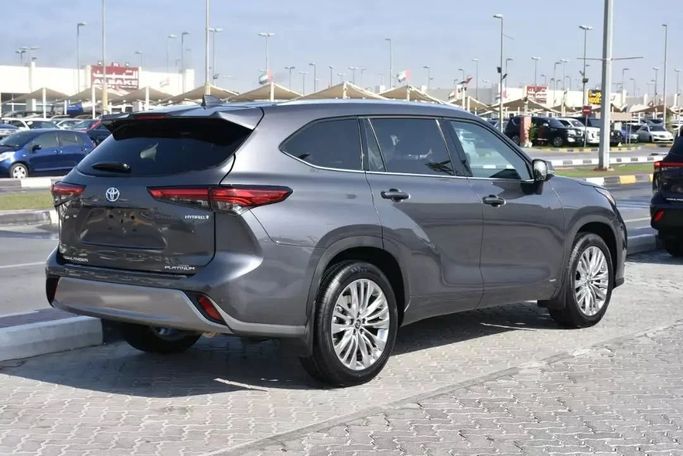 Used Toyota Highlander IV (U70), 2.0 l, 2022 in Sharjah by Alfaris Used Cars, Grey color. Other | AUTO.AE