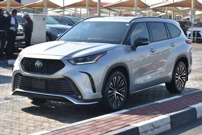 Подержанный Toyota Highlander IV (U70), 3.5 л, 2021 в Шардже от Alfaris Used Cars Серебристый цвет. Other | AUTO.AE