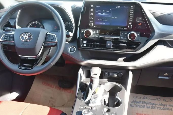 Подержанный Toyota Highlander IV (U70), 3.5 л, 2021 в Шардже от Alfaris Used Cars Серебристый цвет. Other | AUTO.AE