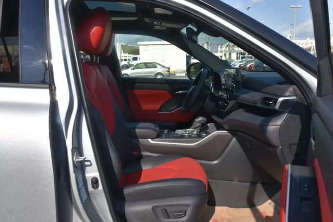 Подержанный Toyota Highlander IV (U70), 3.5 л, 2021 в Шардже от Alfaris Used Cars Серебристый цвет. Other | AUTO.AE