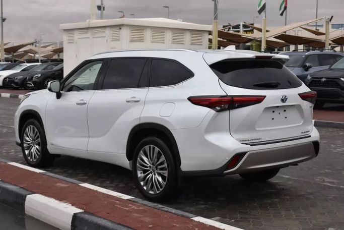 Подержанный Toyota Highlander IV (U70), 3.5 л, 2022 в Шардже от Alfaris Used Cars Белый цвет. Other | AUTO.AE