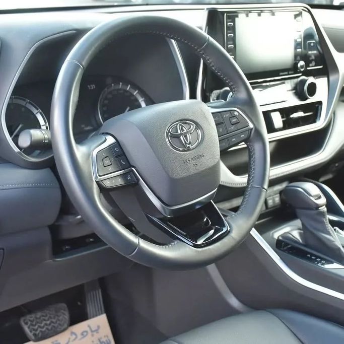 Used Toyota Highlander IV (U70), 2.4 l, 2021 in Sharjah by Alfaris Used Cars, Red color. Other | AUTO.AE