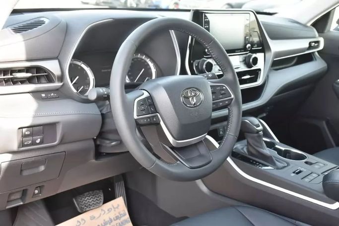 Used Toyota Highlander IV (U70), 3.5 l, 2022 in Sharjah by Alfaris Used Cars, Black color. Other | AUTO.AE