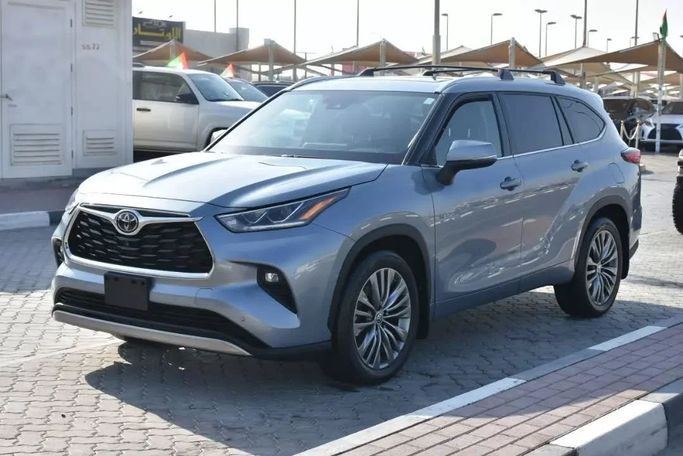Подержанный Toyota Highlander IV (U70), 3.5 л, 2022 в Шардже от Alfaris Used Cars Серебристый цвет. Other | AUTO.AE
