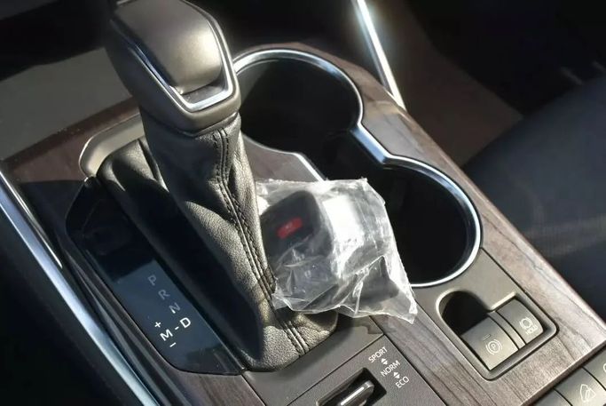 Подержанный Toyota Highlander IV (U70), 3.5 л, 2022 в Шардже от Alfaris Used Cars Серебристый цвет. Other | AUTO.AE