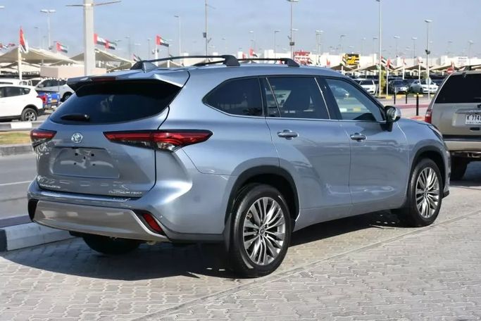 Подержанный Toyota Highlander IV (U70), 3.5 л, 2022 в Шардже от Alfaris Used Cars Серебристый цвет. Other | AUTO.AE