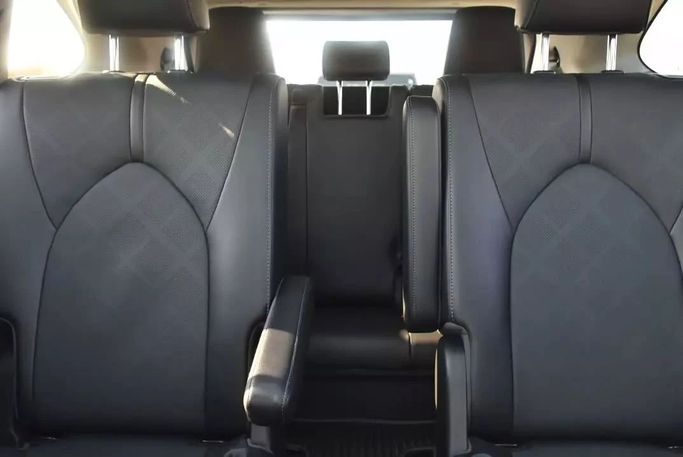 Подержанный Toyota Highlander IV (U70), 3.5 л, 2022 в Шардже от Alfaris Used Cars Серебристый цвет. Other | AUTO.AE