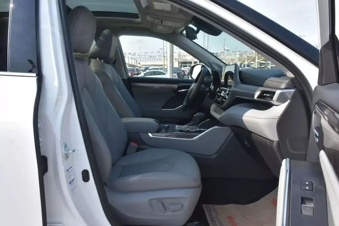 Used Toyota Highlander IV (U70), 3.5 l, 2022 in Sharjah by Alfaris Used Cars, White color. Other | AUTO.AE