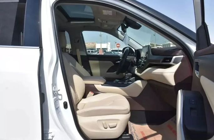 Used Toyota Highlander IV (U70), 3.5 l, 2021 in Sharjah by Alfaris Used Cars, White color. Other | AUTO.AE