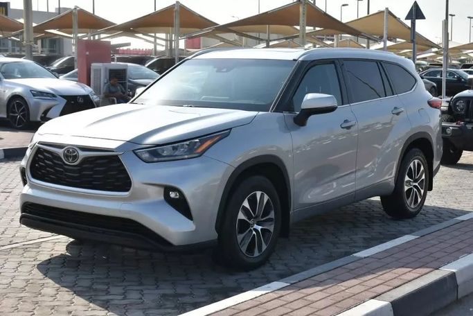 Подержанный Toyota Highlander IV (U70), 3.5 л, 2021 в Шардже от Alfaris Used Cars Серебристый цвет. Other | AUTO.AE