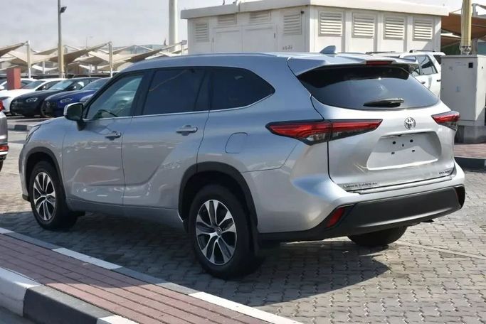 Подержанный Toyota Highlander IV (U70), 3.5 л, 2021 в Шардже от Alfaris Used Cars Серебристый цвет. Other | AUTO.AE