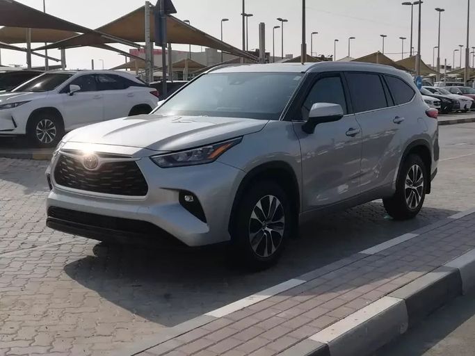 Used Toyota Highlander IV (U70), 3.5 l, 2021 in Sharjah by Alfaris Used Cars, Silver color. Other | AUTO.AE