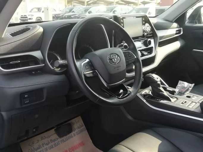Used Toyota Highlander IV (U70), 3.5 l, 2021 in Sharjah by Alfaris Used Cars, Silver color. Other | AUTO.AE