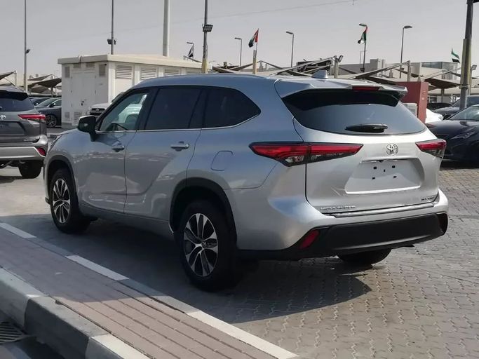 Used Toyota Highlander IV (U70), 3.5 l, 2021 in Sharjah by Alfaris Used Cars, Silver color. Other | AUTO.AE